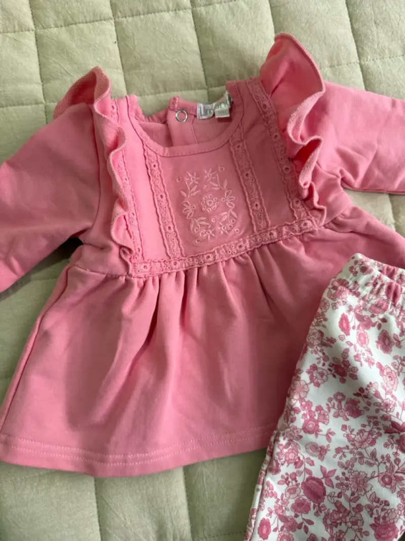 Conjunto de bebé rosa con blusa y pantalón floral - 3