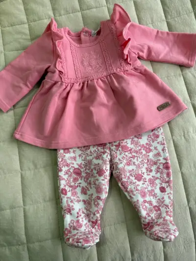 Conjunto de bebé rosa con blusa y pantalón floral - miniatura 4