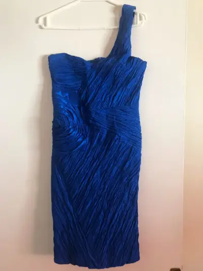 Vestido azul de un solo hombro elegante - miniatura 1