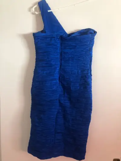 Vestido azul de un solo hombro elegante - miniatura 2