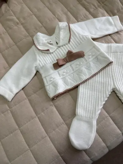 Conjunto de bebé blanco con lazo decorativo - miniatura 1