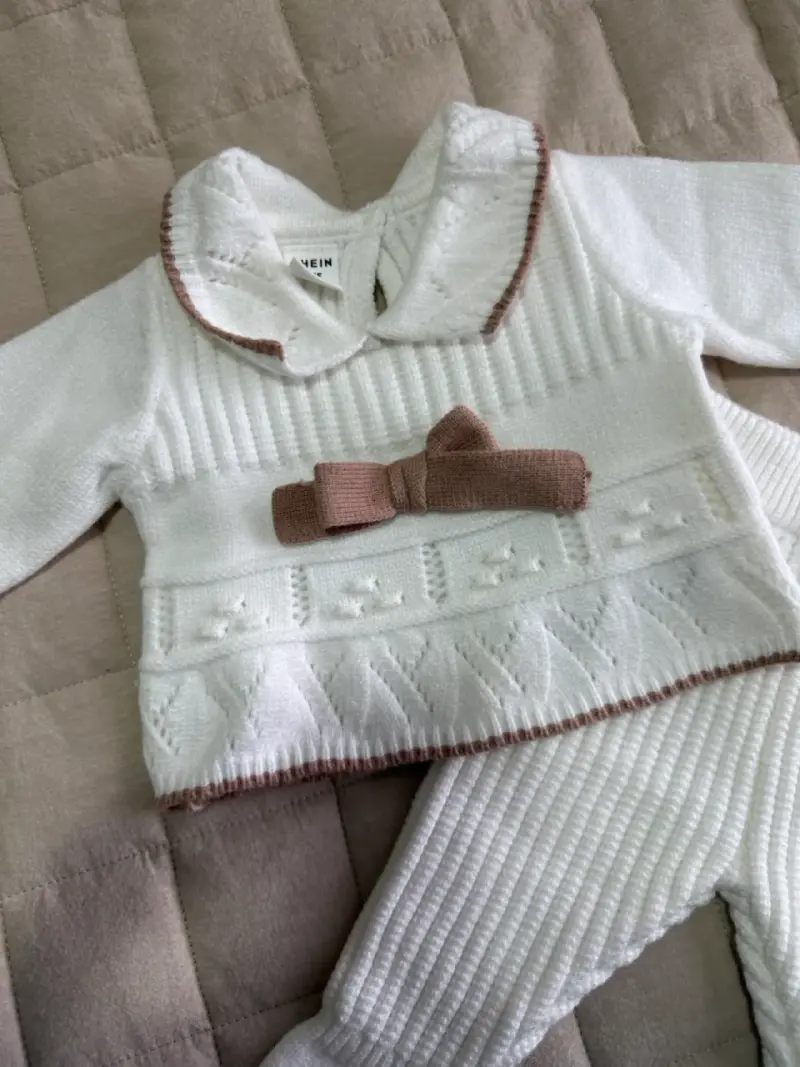 Conjunto de bebé blanco con lazo decorativo - 2
