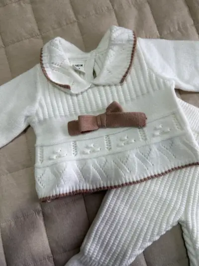 Conjunto de bebé blanco con lazo decorativo - miniatura 2