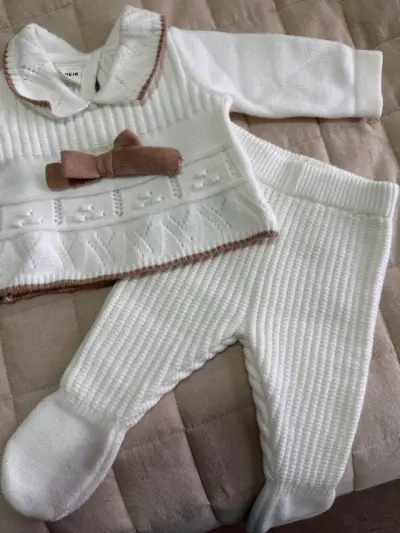 Conjunto de bebé blanco con lazo decorativo - miniatura 3
