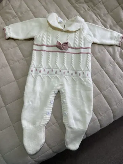 Enterito de bebé tejido blanco con lazo rosa - miniatura 1