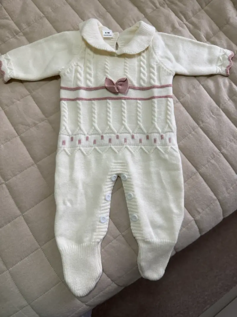 Enterito de bebé tejido blanco con lazo rosa - 2