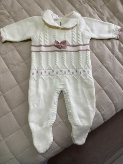 Enterito de bebé tejido blanco con lazo rosa - miniatura 2