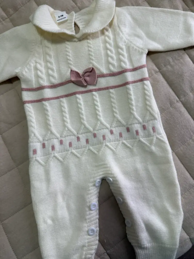 Enterito de bebé tejido blanco con lazo rosa - 3