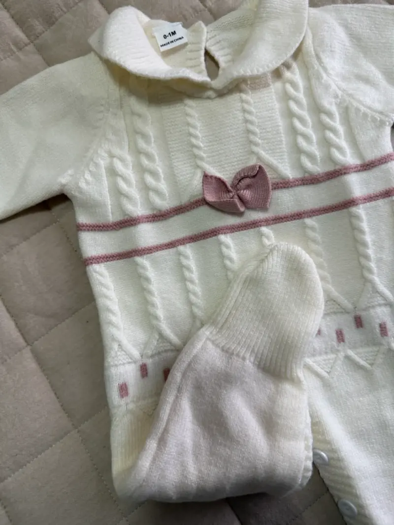 Enterito de bebé tejido blanco con lazo rosa - 4