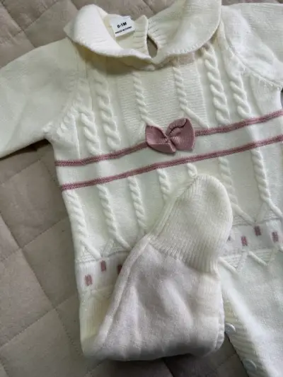 Enterito de bebé tejido blanco con lazo rosa - miniatura 4