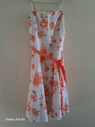 Vestido floral blanco con detalles naranjas - miniatura 1