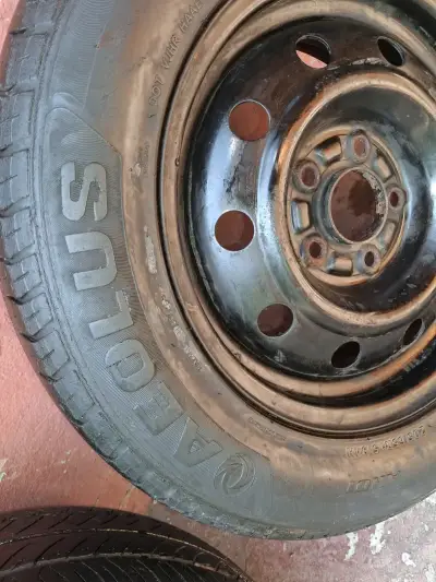 Llanta+ neumático poco uso 205/65 R15 - miniatura 3