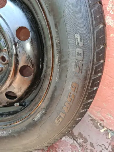 Llanta+ neumático poco uso 205/65 R15 - miniatura 4