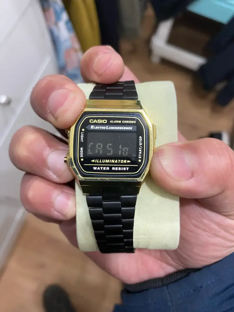 Reloj Casio A168 Vintage Dorado y Negro - 1