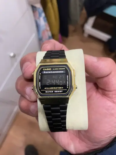 Reloj Casio A168 Vintage Dorado y Negro - miniatura 2