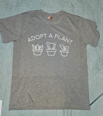Polera gris con diseño 'Adopt a Plant' - miniatura 1