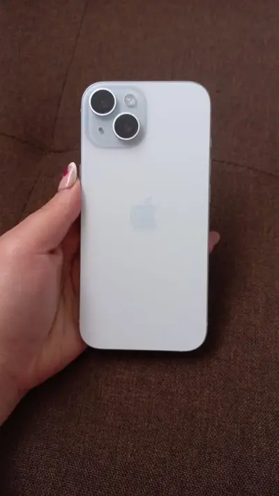 iPhone 15 celeste en excelente estado - miniatura 1