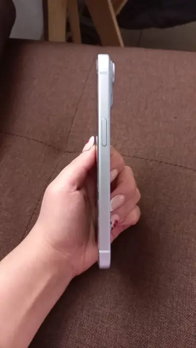 iPhone 15 celeste en excelente estado - miniatura 2