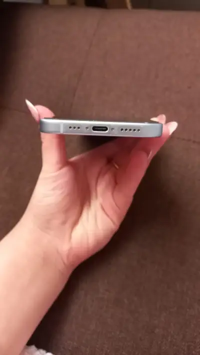 iPhone 15 celeste en excelente estado - miniatura 3
