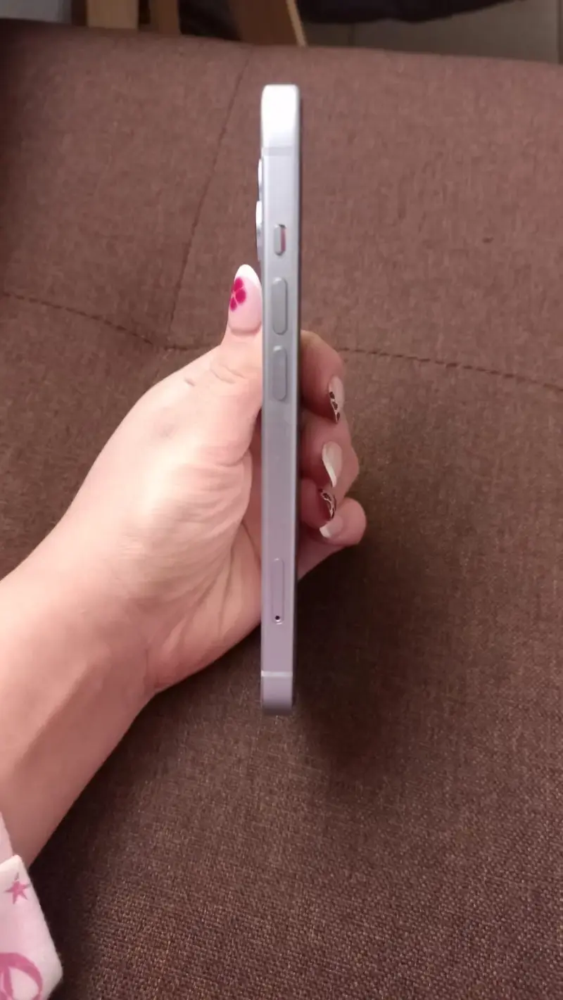 iPhone 15 celeste en excelente estado - 4