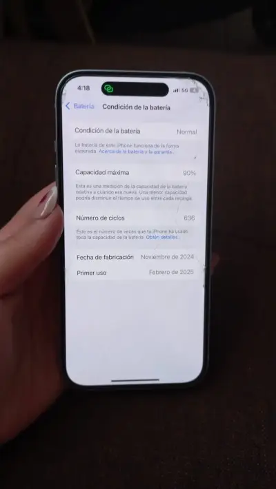 iPhone 15 celeste en excelente estado - miniatura 5