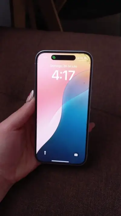 iPhone 15 celeste en excelente estado - miniatura 6