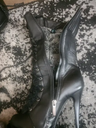 Botas de cuero negras con tacón alto - miniatura 1