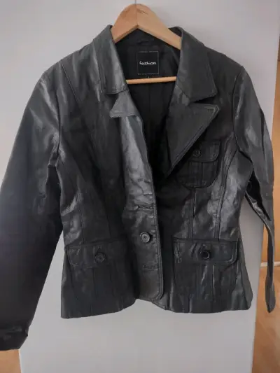 Chaqueta de cuero negra para mujer - miniatura 1