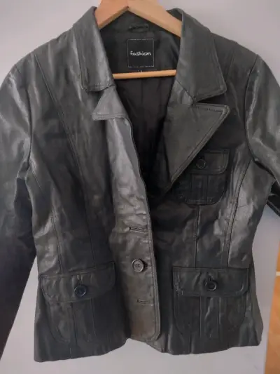Chaqueta de cuero negra para mujer - miniatura 4