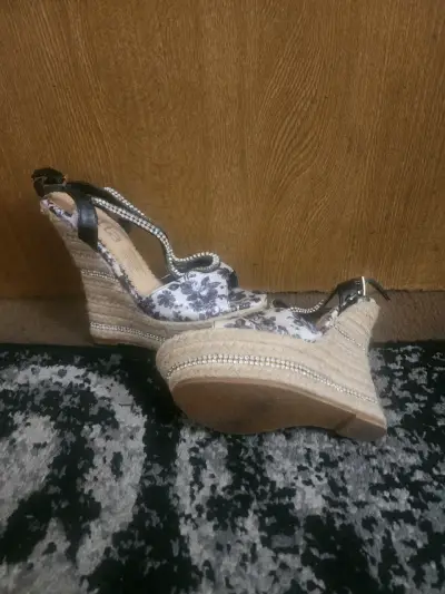 Sandalias de cuña con estampado floral y detalles brillantes - miniatura 1