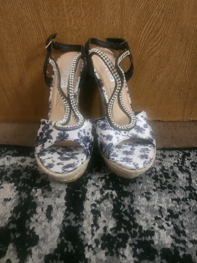 Sandalias de cuña con estampado floral y detalles brillantes - 2
