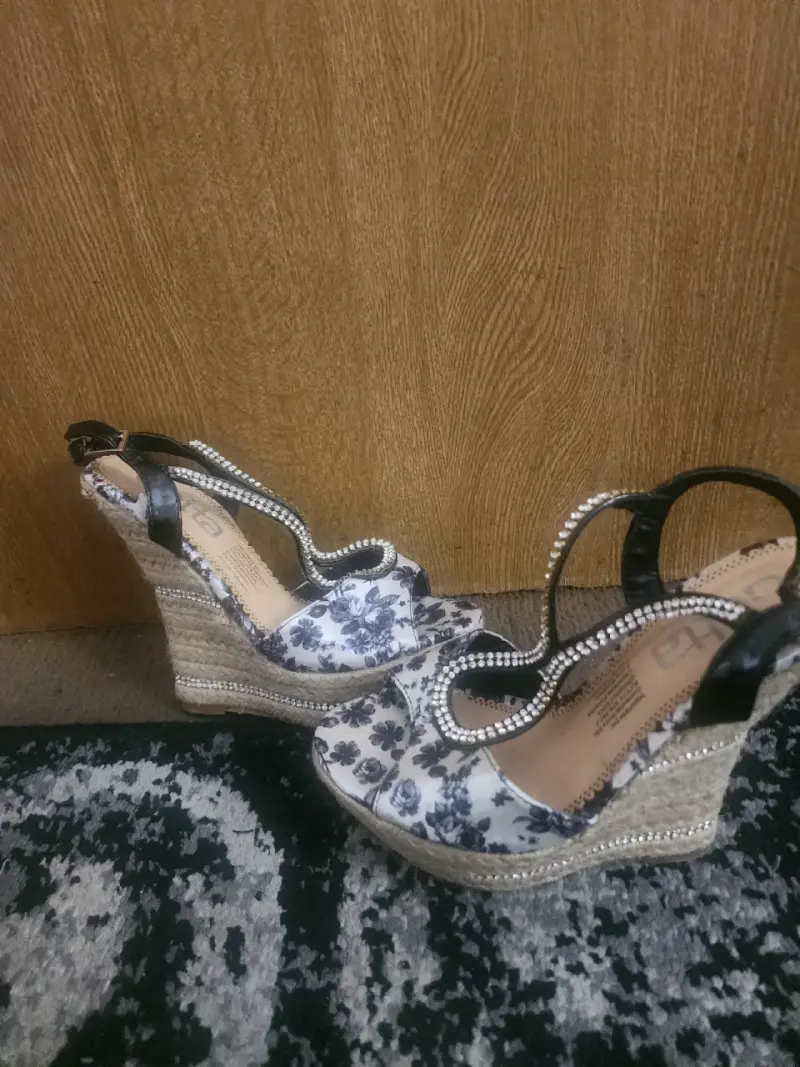 Sandalias de cuña con estampado floral y detalles brillantes - 3
