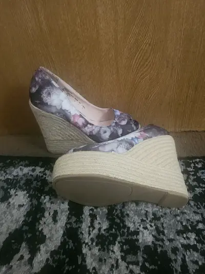 Zapatos de cuña floral con plataforma - miniatura 1