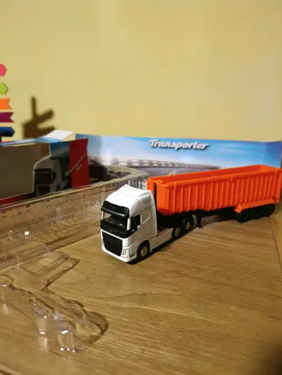Camión de Juguete Volvo FH Transporter 1:64 - miniatura 1