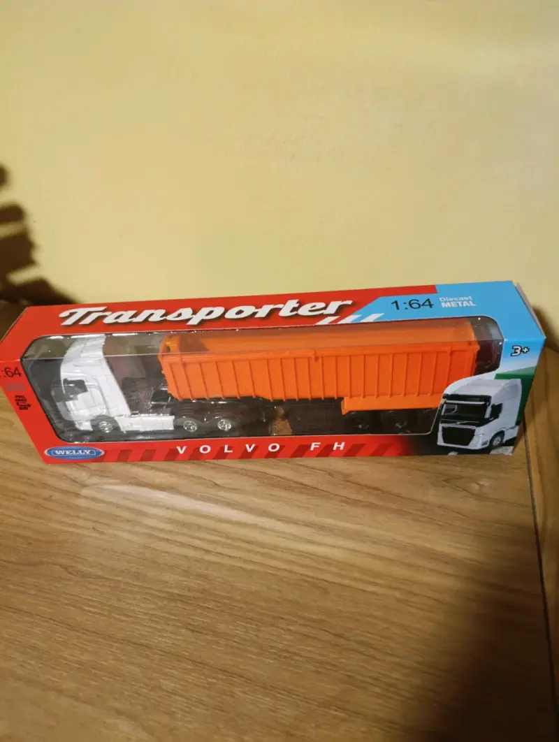 Camión de Juguete Volvo FH Transporter 1:64 - 4