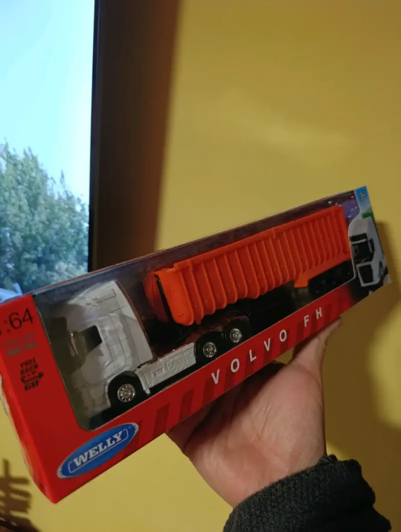 Camión de Juguete Volvo FH Transporter 1:64 - 5