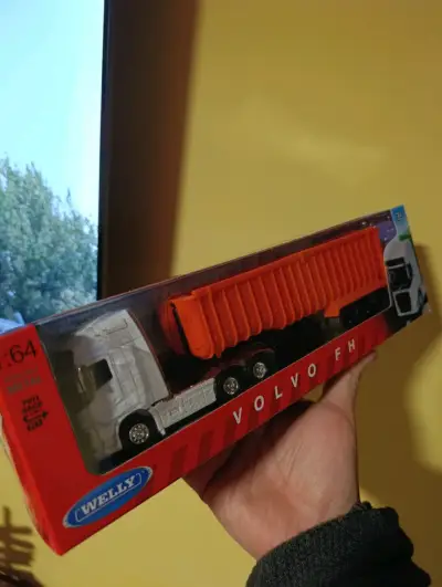 Camión de Juguete Volvo FH Transporter 1:64 - miniatura 5