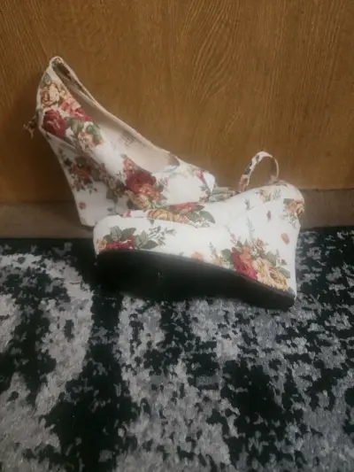 Zapatos de cuña con estampado floral - miniatura 1