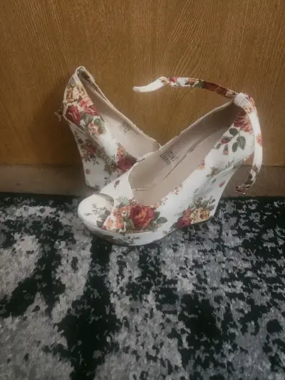 Zapatos de cuña con estampado floral - miniatura 3