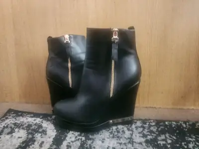 Botines de cuero negro con plataforma y cierre lateral - miniatura 1