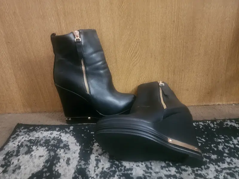 Botines de cuero negro con plataforma y cierre lateral - 2