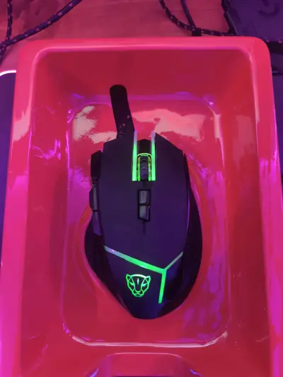 Mouse gamer con luces LED RGB - miniatura 1
