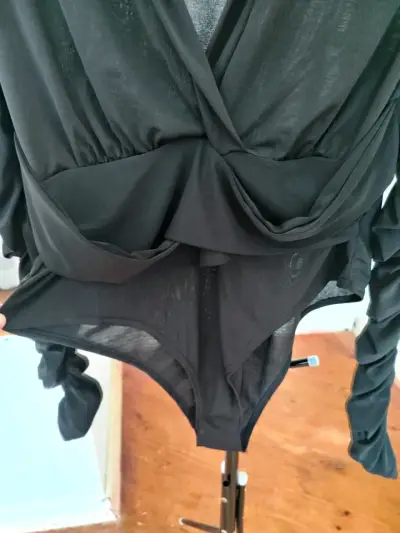 [Nuevo]Body negro con mangas abullonadas - miniatura 3