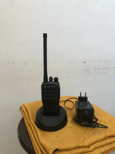 Radio Motorola DEP 450 con cargador - miniatura 1