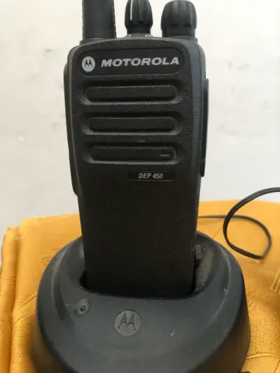 Radio Motorola DEP 450 con cargador - miniatura 2