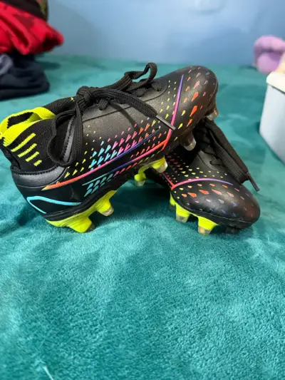 Botines de fútbol para niños con diseño colorido - miniatura 1