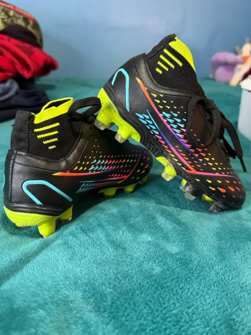 Botines de fútbol para niños con diseño colorido - 2