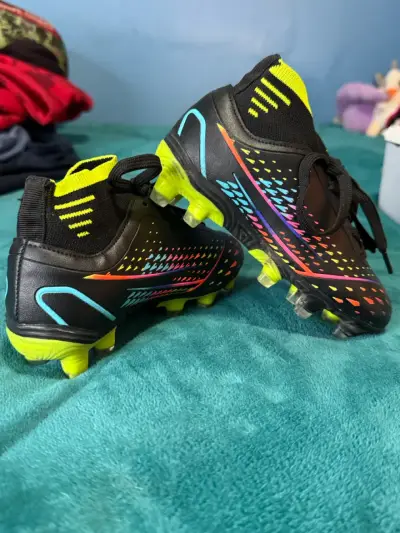 Botines de fútbol para niños con diseño colorido - miniatura 2