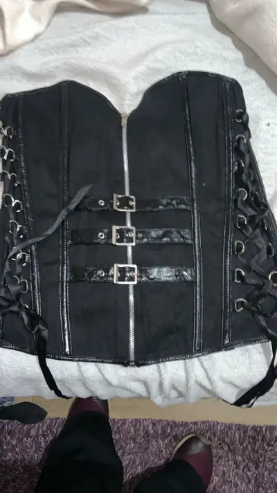 Corset negro con cierre y hebillas - miniatura 2