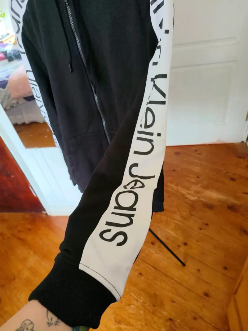 Polerón Calvin Klein Jeans negro con capucha - 4